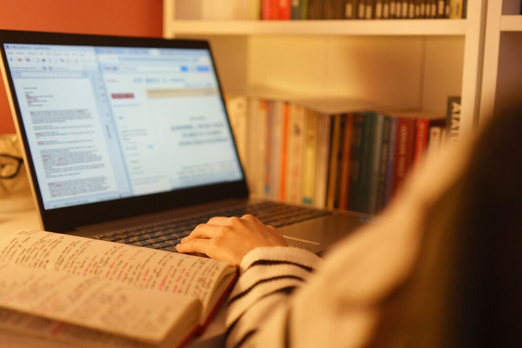 How to Use AI for Essays Smarter: A Guide for College Applicants